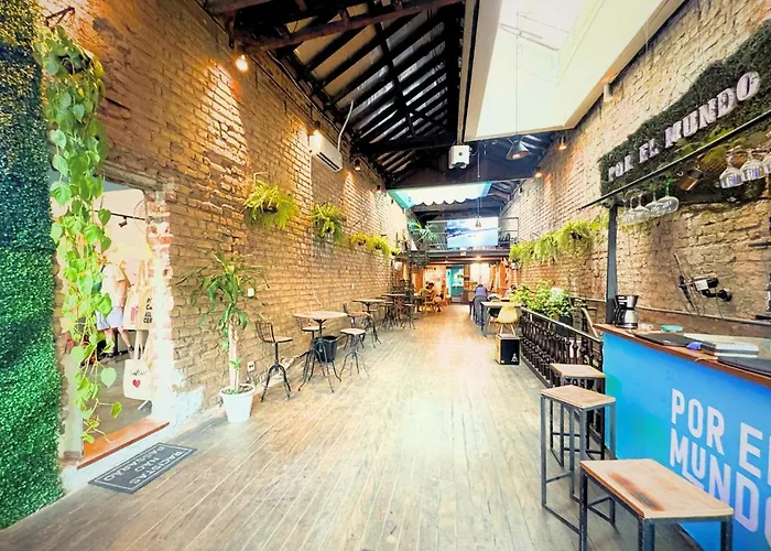 Por el Mundo Hostel